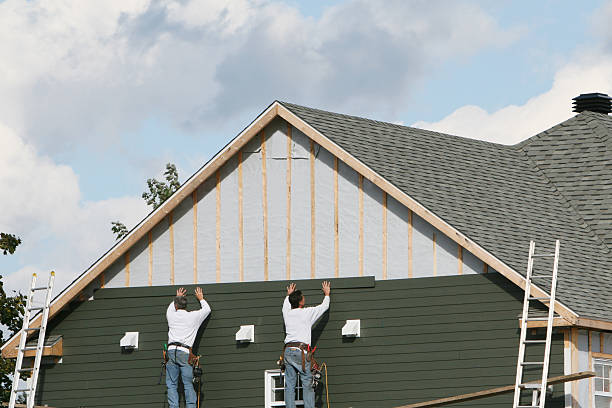 Professional Vinyl Siding technician working in Lakewood, OH